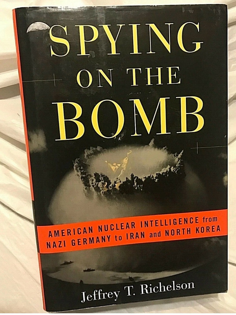 SPYING ON THE BOMB
Jeffrey T. Richelson
U.S. Intelligence 
1st Edition
1st Print